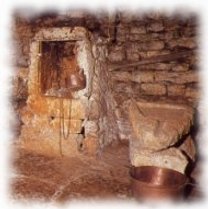 La citerne et le banc à laver le linge.
